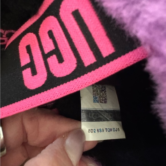 UGG Fluff Yeah Logo Slides size 7 - Picture 4 of 10